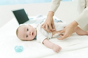 Khi trẻ bị rôm sảy cần được chăm sóc và vệ sinh đúng cách
