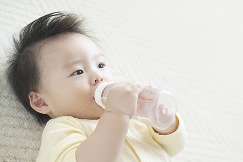 Mẹ nên cho bé uống đủ nước