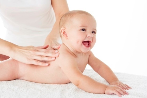 Mẹ đừng quên mát xa cho bé bằng kem dưỡng ẩm