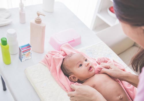 Bột tắm trẻ em Nhân Hưng sẽ là “vệ sĩ” bảo vệ bé trước các bệnh ngoài da