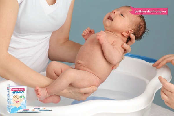 Pha nước và tắm cho bé bằng bột tắm nhân hưng là biện pháp tốt nhất giúp trị dứt rôm sảy cho bé