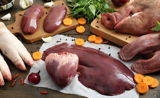 Nội tạng động vật có hàm lượng chất béo bão hòa và lượng cholesterol cao hơn thịt. Nếu tiêu thụ nhiều sẽ làm tăng mỡ máu, có hại cho tim mạch.