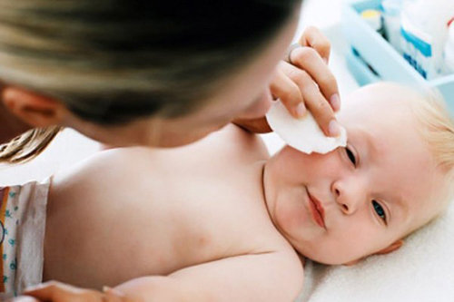 90% cha mẹ mắc sai lầm khi điều trị chàm sữa cho con