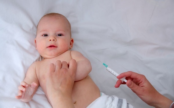 Bé đang bị chàm sữa có nên tiêm phòng theo lịch không?