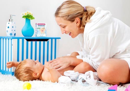 Tắm cho bé bằng bột tắm Nhân Hưng hoàn toàn làm từ thảo dược