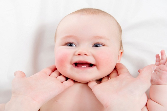 Massage bằng dầu dừa để trị chàm sữa cho trẻ