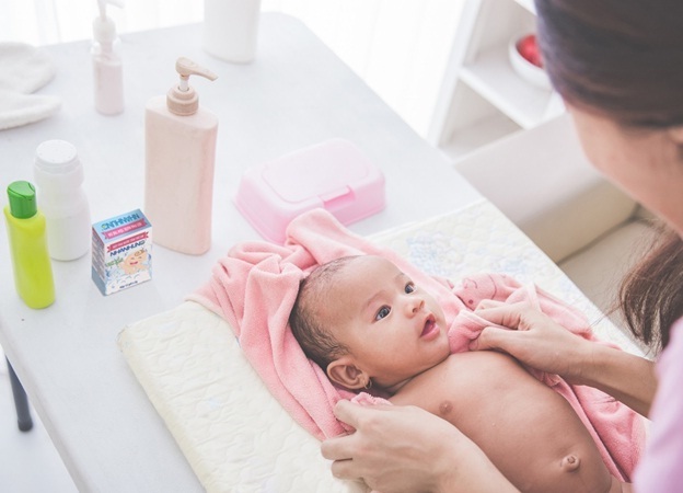 Kết hợp với Bột tắm trẻ em Nhân Hưng để mang trị chàm sữa nhanh chóng