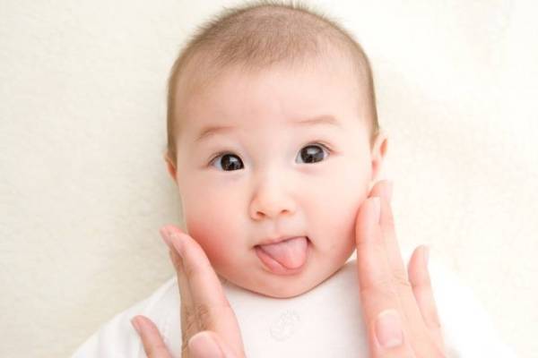 Chàm sữa và viêm da cơ địa thường gây khô da