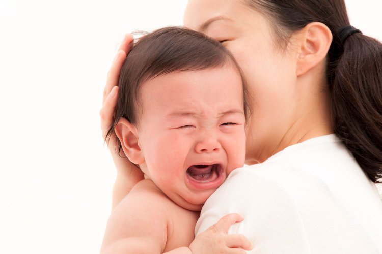 Bé Kem bị chàm sữa liên tục quấy khóc, bỏ bú khiến chị Hà không khỏi lo lắng