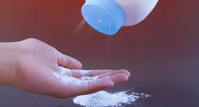 Cẩn trọng khi dùng phấn rôm cho trẻ
