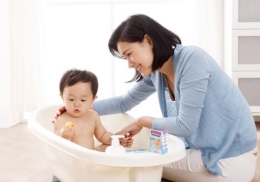 Tắm cho trẻ bằng Bột tắm Nhân Hưng mỗi ngày