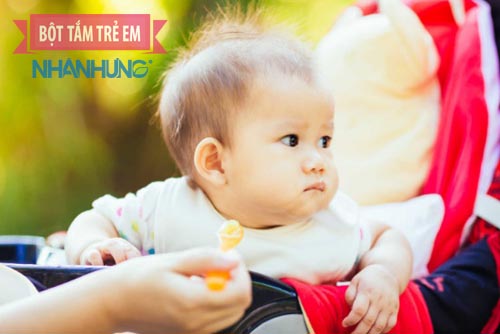 Bé bị chàm sữa mẹ cần chú ý nhiều hơn đến chế độ dinh dưỡng