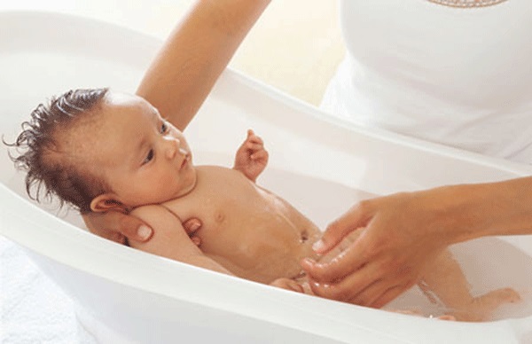 Trị rôm sảy ở trẻ - Tắm giặt thường xuyên để làn ra bé luôn khô ráo thoáng mát tránh bít tắc lỗ chân lông