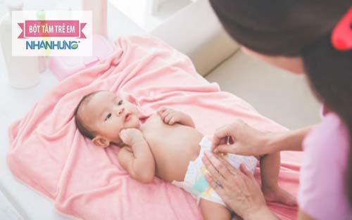 Tã/bỉm là nguyên nhân chính khiến bé bị hăm đỏ hậu môn