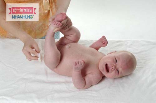 Bé bị mụn nhọt ở mông cần đến cơ sở y tế để kịp thời điều trị