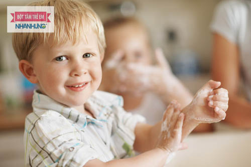 Rửa xà phòng giúp làm dịu vết muỗi đốt sưng to