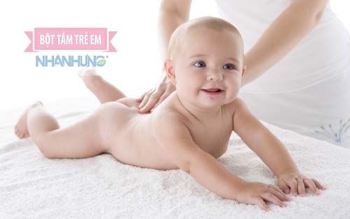 Giữ mông thông thoáng giúp hạn chế mẩn đỏ, hăm tã ở trẻ