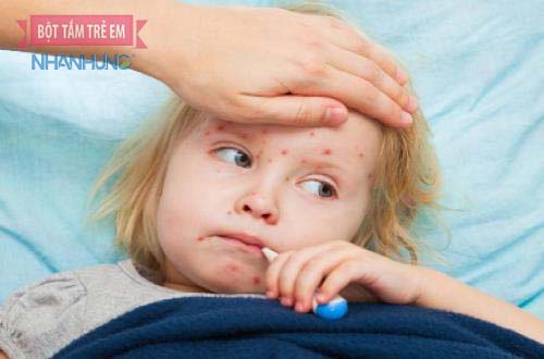 Thường xuyên theo dõi tình trạng bệnh của bé để kịp thời xử lý
