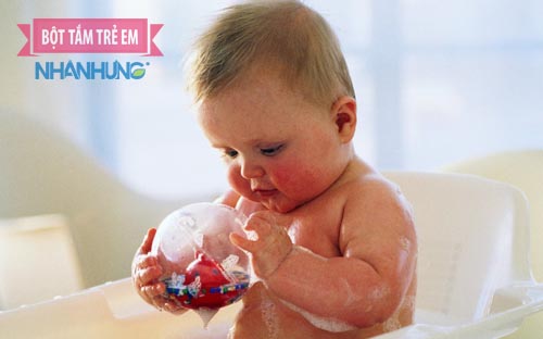 Vệ sinh sạch sẽ vùng da bị chàm khô cho bé mỗi ngày