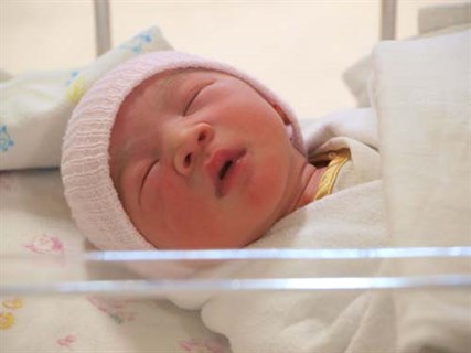 Việc vệ sinh không sạch sẽ cũng có thể khiến vùng da mặt bé bị hăm và nổi mẩn đỏ