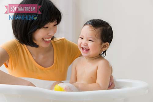 Vệ sinh da cho bé 2 lần sáng – tối sẽ giảm nhanh tình trạng nổi mụn như rôm