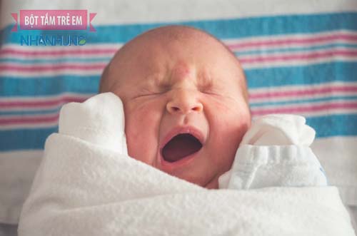 Bé bị mẩn ngứa như rôm là do bệnh chàm sữa gây nên