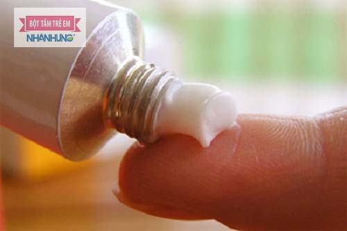 Thuốc uống, kem bôi điều trị tổ đỉa cho bé có tác dụng chống nhiễm khuẩn, chống nấm và chống dị ứng