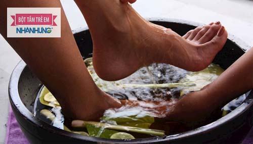 Ngâm chân tay bằng lá lốt rất thoải mái
