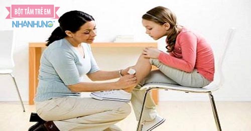 Trẻ lớn hoặc nhỏ đều có nguy cơ bị trầy xước đầu gối