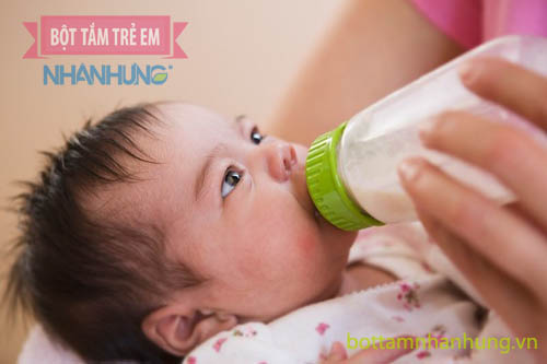Bé bị nổi mẩn đỏ khắp người nhưng không sốt do dị ứng sữa