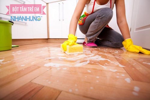 Nước lau sàn cũng là thủ phạm khiến trẻ mẩn ngứa