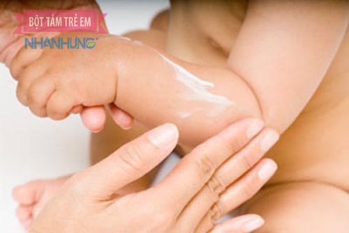 Mẹ có thẻ bôi thuốc crotamiton để giúp trẻ bị mẩn ngứa dễ chịu hơn