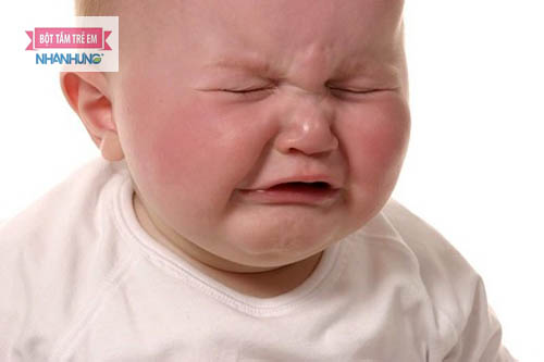Rất nhiều bé bị nẻ vào mùa hanh khô cần được dưỡng ẩm bằng các loại kem chống nẻ