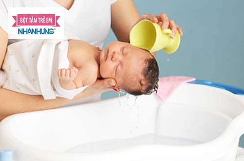 Thường xuyên tắm gội, vệ sinh sạch sẽ vùng da bị cứt trâu của bé