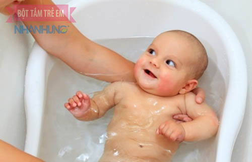 Giữ da luôn sạch sẽ là chìa khóa vàng trong điều trị mụn nhọt ở trẻ