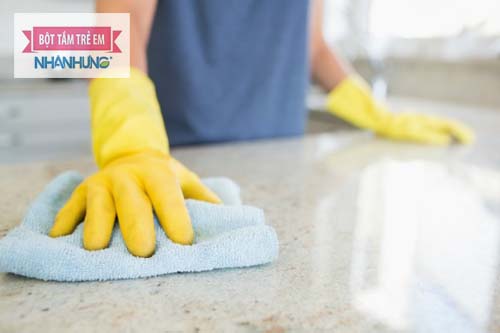 Hạn chế tay tiếp xúc với hóa chất, mỗi trường ô nhiễm bằng cách dùng bảo hộ lao động