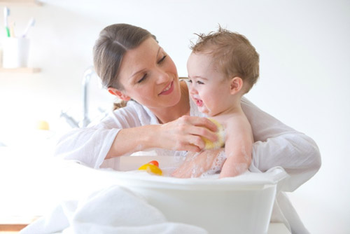Khi bé bị rôm sảy mẹ không nên sử dụng sản phẩm tắm gội chứa chất tẩy rửa, chất tạo bọt...