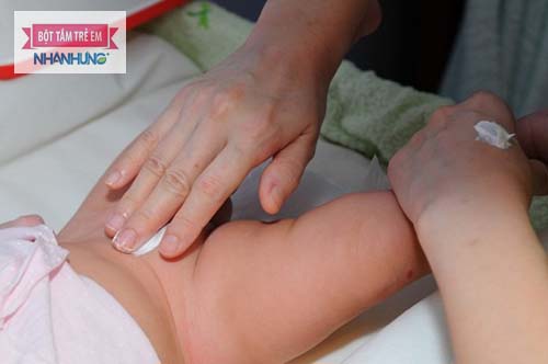 Không tự ý thoa kem bôi cho trẻ vào vùng kín
