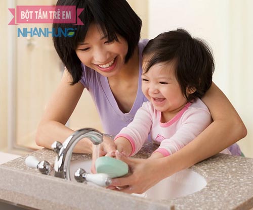 Trẻ cần được giữ vệ sinh thân thể sạch sẽ ngăn sự tấn công của vi khuẩn gây hại