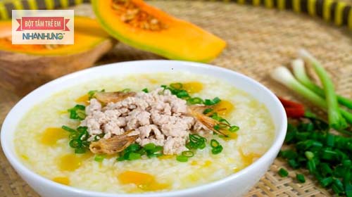 Cháo loãng giúp trẻ dễ hấp thu và tiêu hóa - Trẻ bị tay chân miệng nên ăn gì