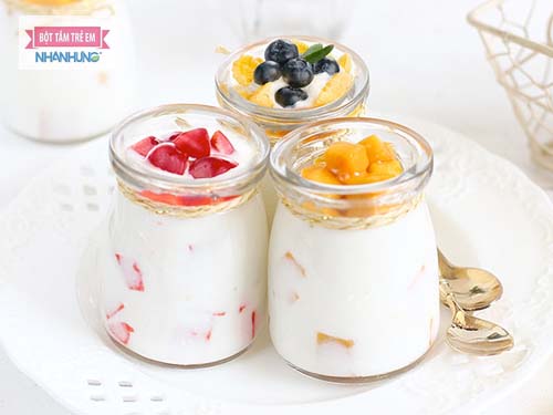 Sữa chua rất mềm và dễ ăn - Trẻ bị tay chân miệng nên ăn gì?