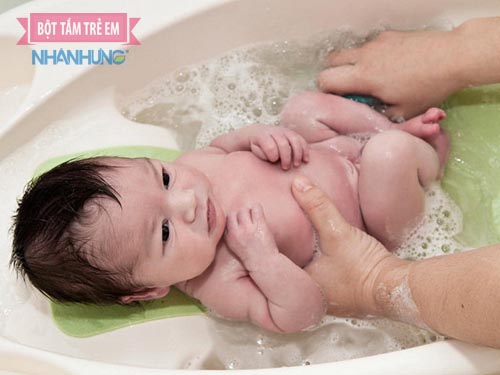 Khi trẻ nổi mề đay nên tránh xa sữa tắm, dầu gội