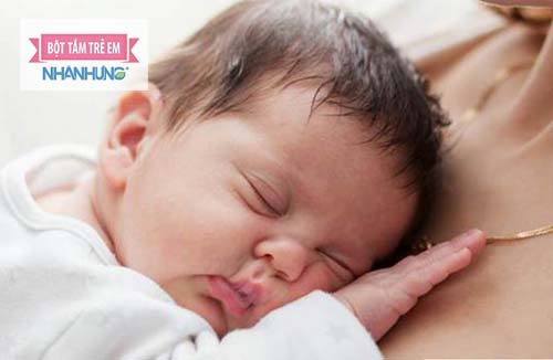 Phòng quá nóng cũng khiến trẻ ra mồ hôi trộm ở đầu