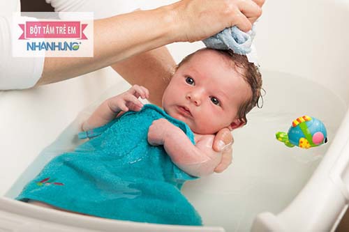 Tắm rửa sạch sẽ giúp trẻ khỏe mạnh hơn