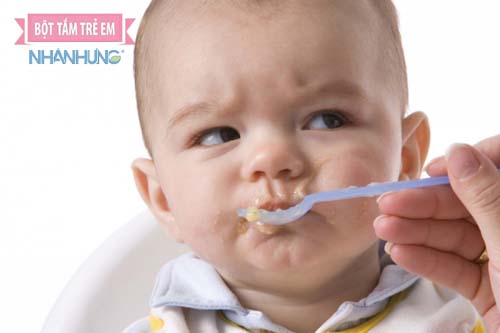 Bé bị mụn sữa mẹ kiêng tiêu thụ thực phẩm có khả năng gây dị ứng