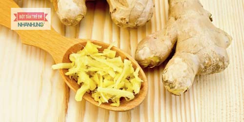 Nước gừng có tác dụng chống viêm, kháng khuẩn, giảm mụn đỏ rất hiệu quả - Trị rôm sảy ở người lớn