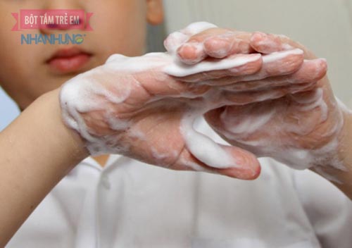 Rửa vùng da bé bị tổn thương với xà phòng